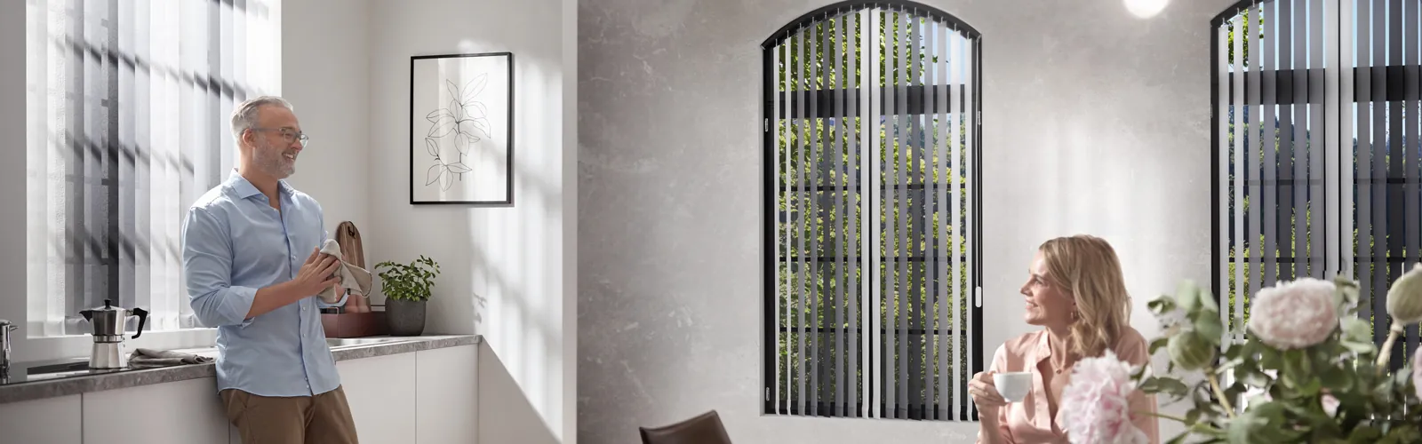 kadeco_lamellenvorhang_kueche_bogen_farbwechsel_grau_weiss_Header